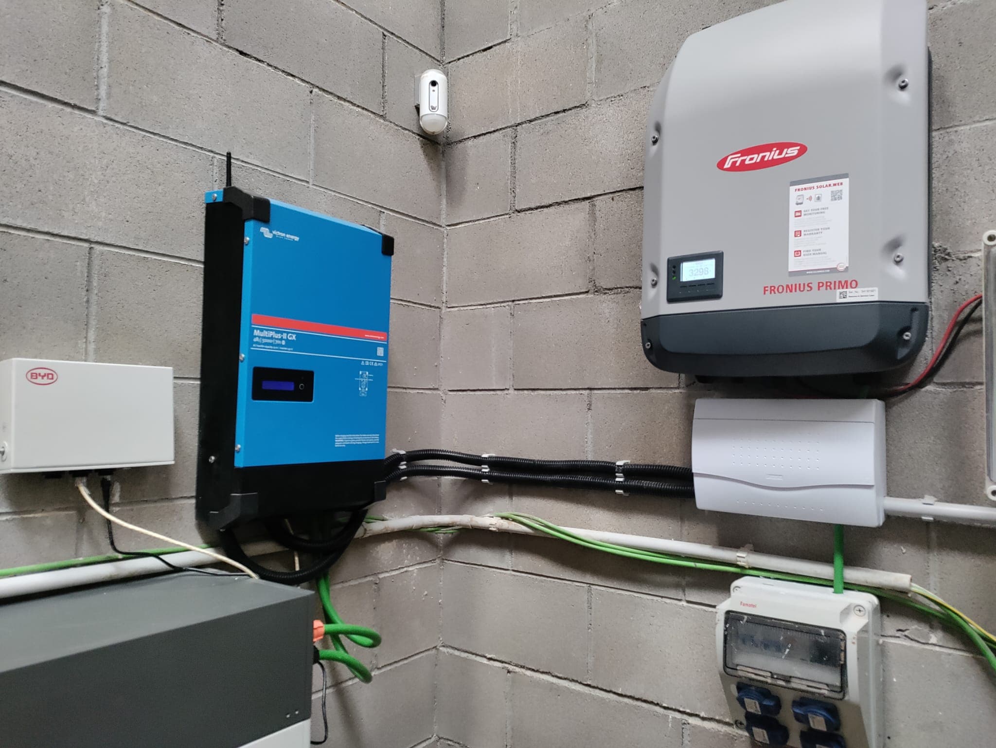 Inversor-carregador Victron MultiPlus-II i inversor solar Fronius Primo a la sala tècnica