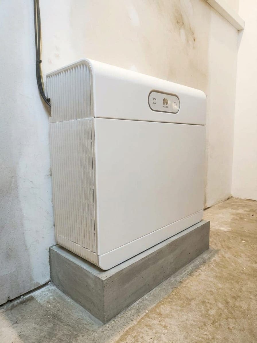 Bateria Huawei LUNA2000 de 7 kWh connectada a un inversor Huawei en un habitatge de Sant Aniol de Finestres (Girona)